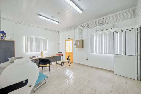 Armazém com área de 369m² - Santarém