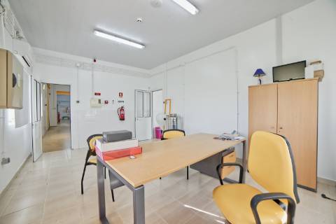 Armazém com área de 369m² - Santarém