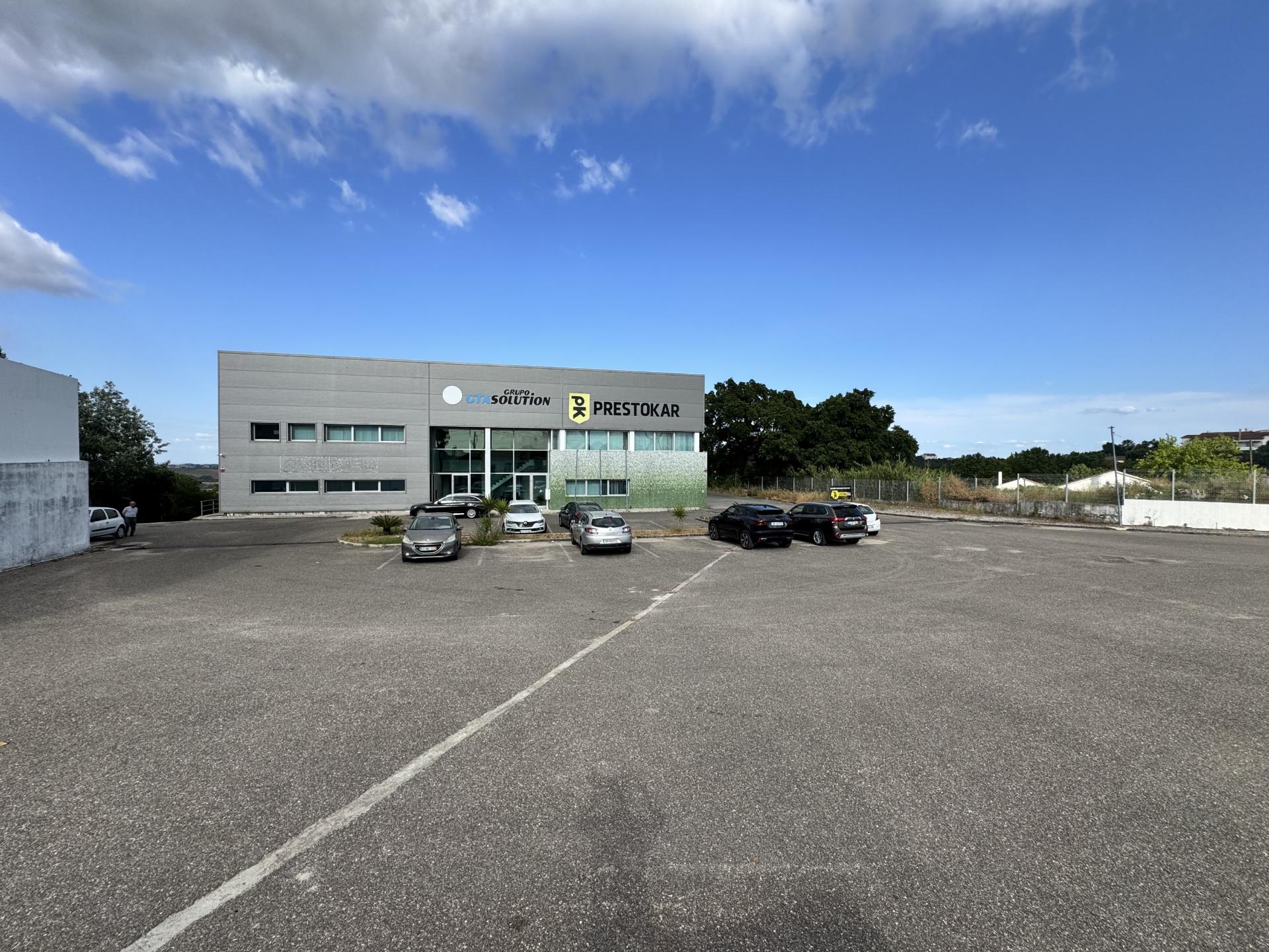 Armazém e escritórios - Santarém - EXCLUSIVO