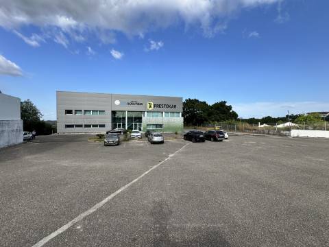 Armazém e escritórios - Santarém - EXCLUSIVO