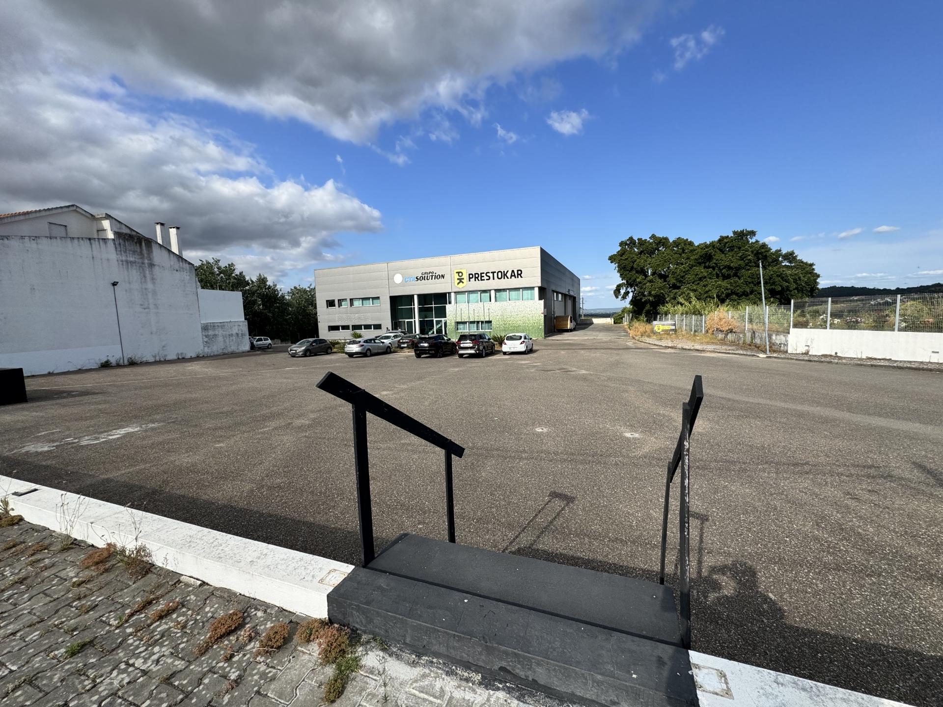 Armazém e escritórios - Santarém - EXCLUSIVO
