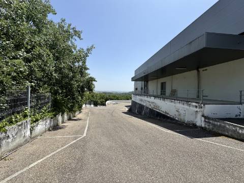 Armazém e escritórios - Santarém - EXCLUSIVO