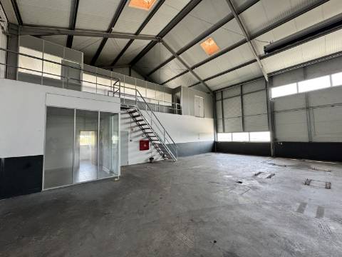 Armazém e escritórios - Santarém - EXCLUSIVO