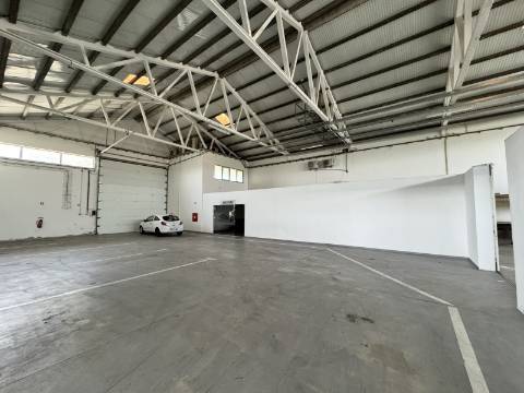 Armazém e escritórios - Santarém - EXCLUSIVO