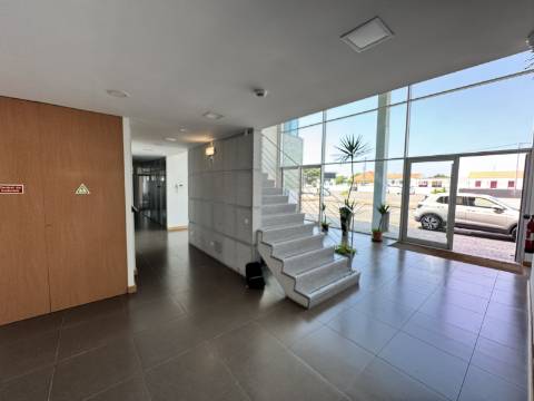 Armazém e escritórios - Santarém - EXCLUSIVO