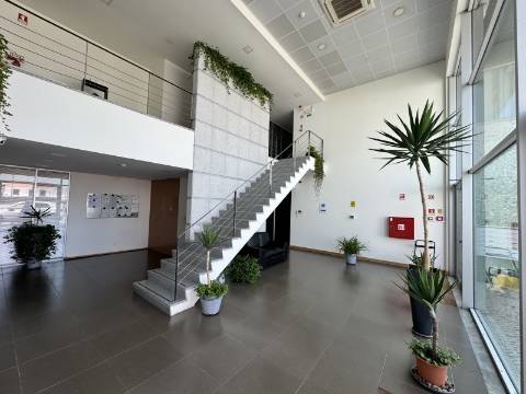 Armazém e escritórios - Santarém - EXCLUSIVO