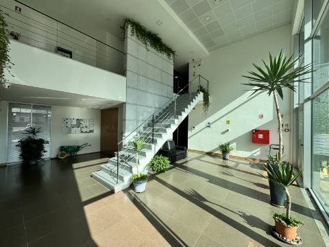 Armazém e escritórios - Santarém - EXCLUSIVO