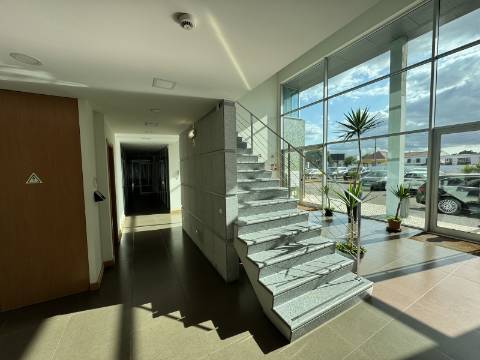 Armazém e escritórios - Santarém - EXCLUSIVO