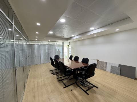 Armazém e escritórios - Santarém - EXCLUSIVO