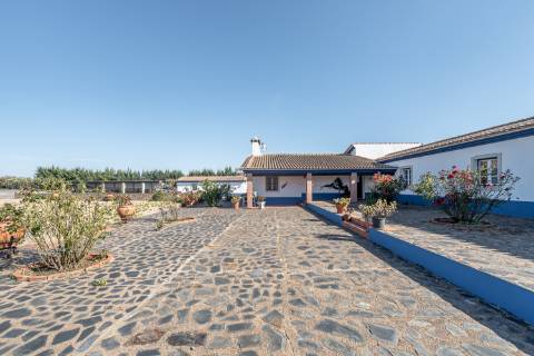 Monte para venda situado em Fortes Velhas - Ferreira do Alentejo