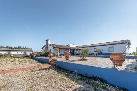 Monte para venda situado em Fortes Velhas - Ferreira do Alentejo