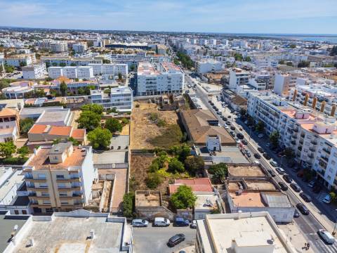 Terreno com Casa em ruínas no Centro de Olhão