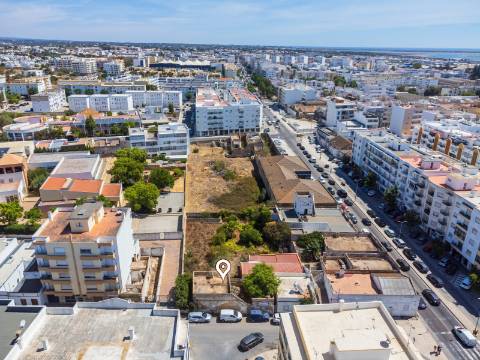 Terreno com Casa em ruínas no Centro de Olhão