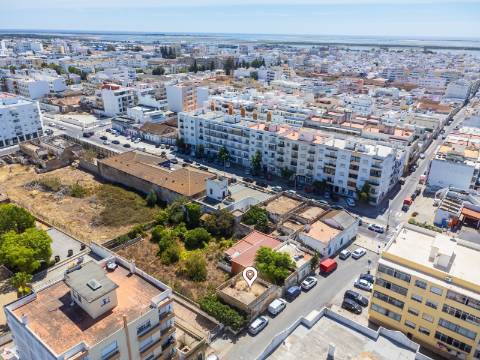 Terreno com Casa em ruínas no Centro de Olhão
