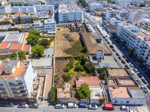 Terreno com Casa em ruínas no Centro de Olhão