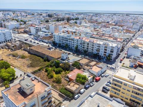 Terreno com Casa em ruínas no Centro de Olhão
