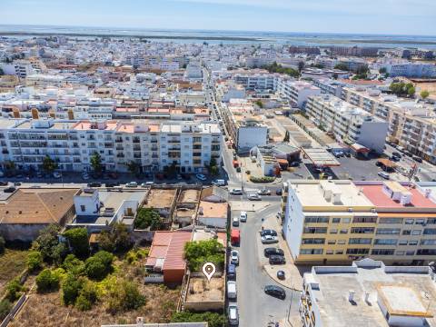 Terreno com Casa em ruínas no Centro de Olhão