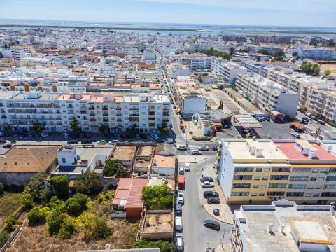 Terreno com Casa em ruínas no Centro de Olhão