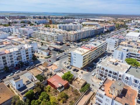 Terreno com Casa em ruínas no Centro de Olhão