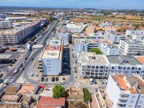 Terreno com Casa em ruínas no Centro de Olhão