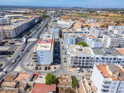Terreno com Casa em ruínas no Centro de Olhão