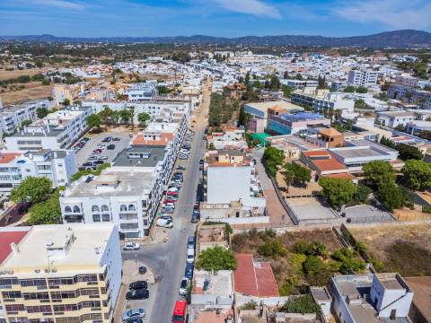 Terreno com Casa em ruínas no Centro de Olhão