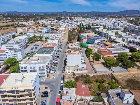 Terreno com Casa em ruínas no Centro de Olhão