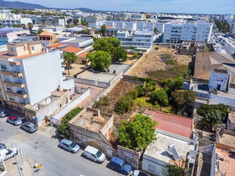 Terreno com Casa em ruínas no Centro de Olhão