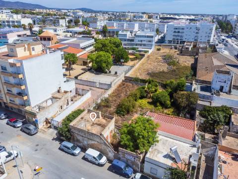 Terreno com Casa em ruínas no Centro de Olhão