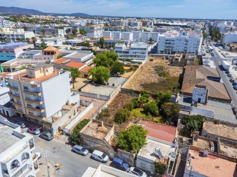 Terreno com Casa em ruínas no Centro de Olhão