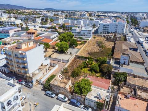 Terreno com Casa em ruínas no Centro de Olhão