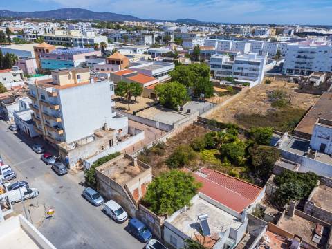 Terreno com Casa em ruínas no Centro de Olhão