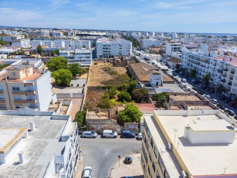 Terreno com Casa em ruínas no Centro de Olhão