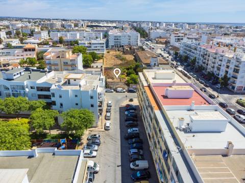 Terreno com Casa em ruínas no Centro de Olhão