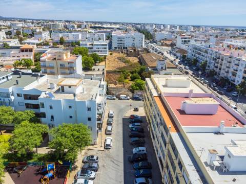 Terreno com Casa em ruínas no Centro de Olhão