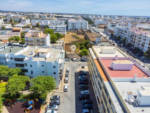 Terreno com Casa em ruínas no Centro de Olhão