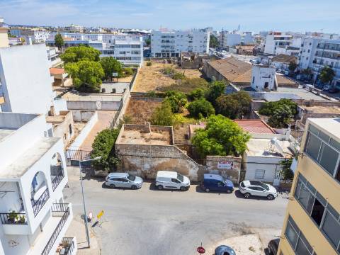 Terreno com Casa em ruínas no Centro de Olhão