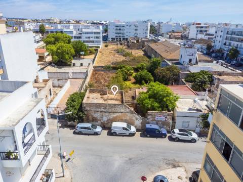 Terreno com Casa em ruínas no Centro de Olhão
