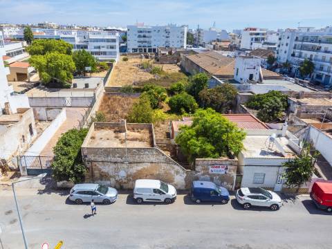 Terreno com Casa em ruínas no Centro de Olhão
