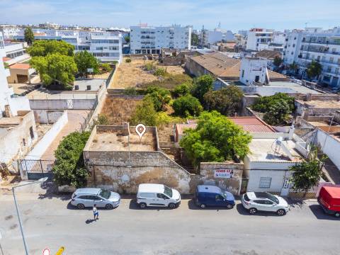 Terreno com Casa em ruínas no Centro de Olhão