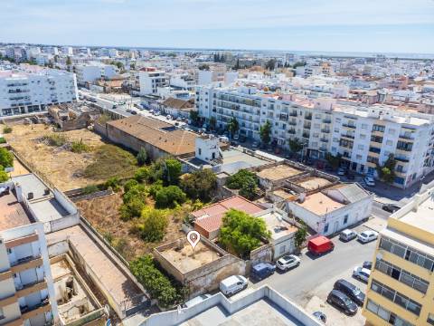 Terreno com Casa em ruínas no Centro de Olhão