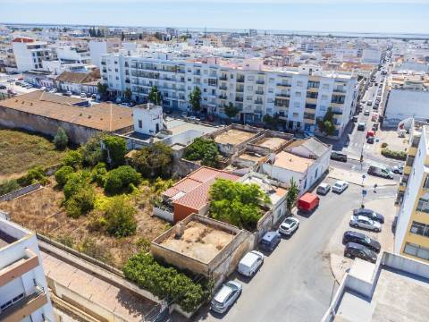 Terreno com Casa em ruínas no Centro de Olhão