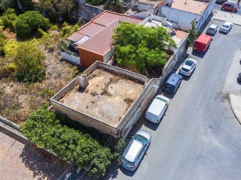 Terreno com Casa em ruínas no Centro de Olhão