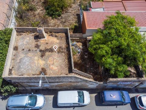Terreno com Casa em ruínas no Centro de Olhão