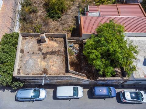 Terreno com Casa em ruínas no Centro de Olhão