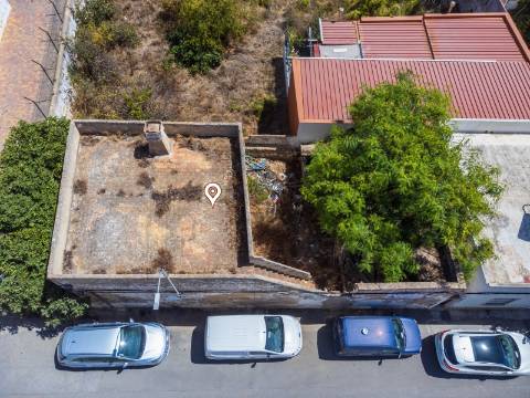 Terreno com Casa em ruínas no Centro de Olhão