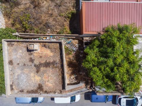 Terreno com Casa em ruínas no Centro de Olhão