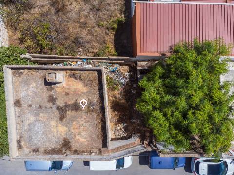 Terreno com Casa em ruínas no Centro de Olhão