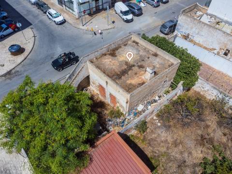 Terreno com Casa em ruínas no Centro de Olhão