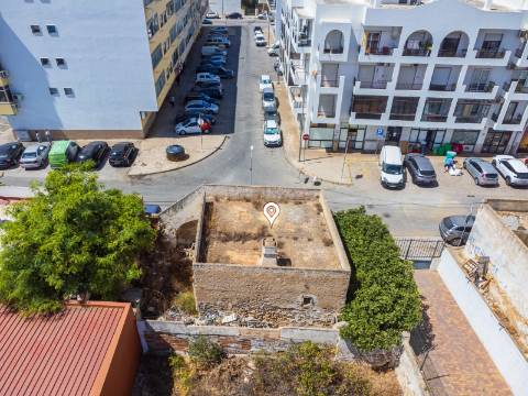 Terreno com Casa em ruínas no Centro de Olhão